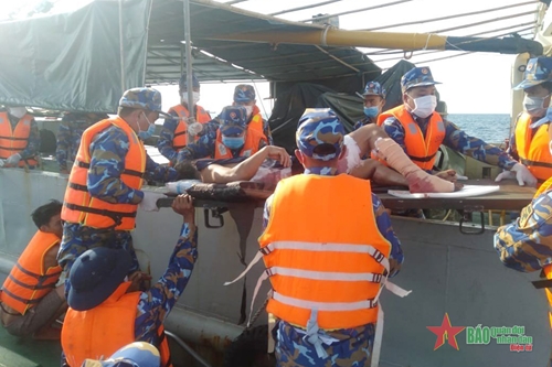 Hải đoàn 129 Hải quân hỗ trợ ngư dân tàu cá QNg-96183TS bị tai nạn lao động