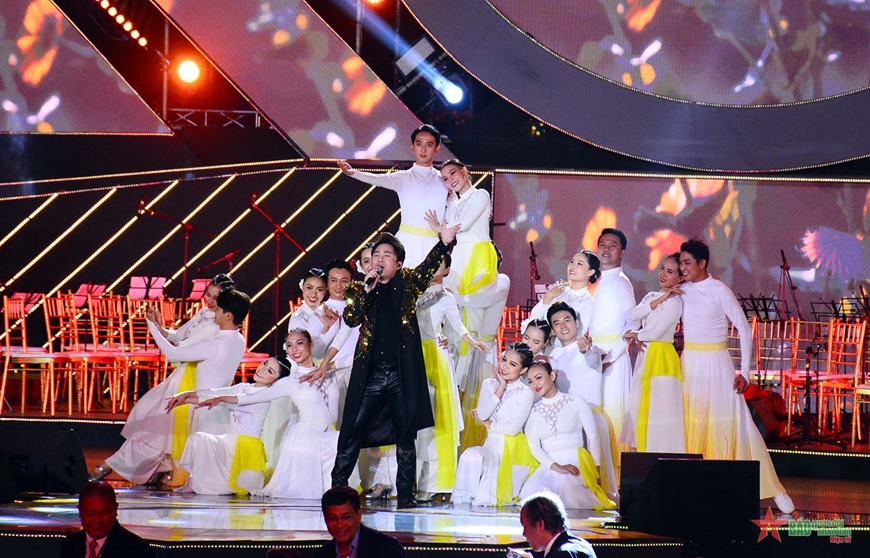 Ca sĩ Tùng Dương biểu diễn sôi động trên sân khấu với ca khúc “Tỏ tình ở Đà Lạt”. 