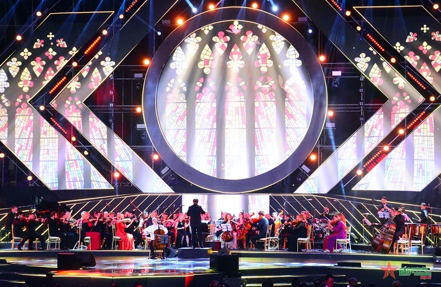 Dàn nhạc Bucharest Symphony Orchestra (Romania) trình diễn tại lễ hội. 