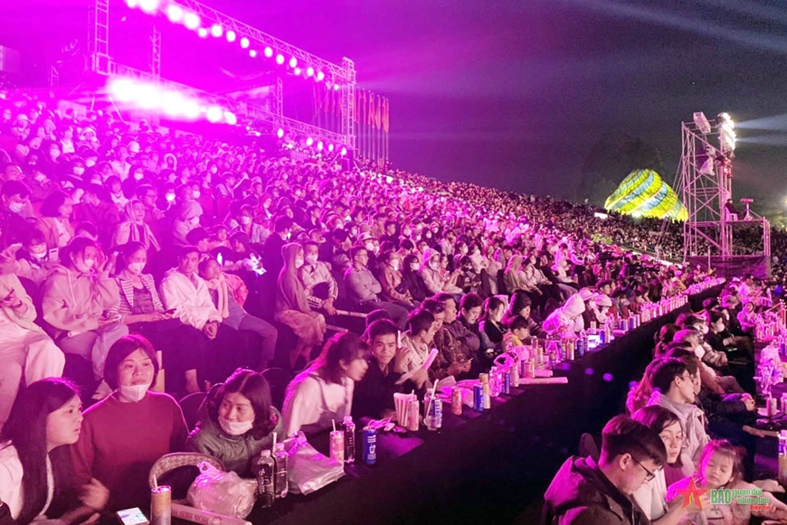 Đông đảo người dân, du khách trong và ngoài nước theo dõi, thưởng thức lễ hội Hoa Sen SoundFest 2023. 