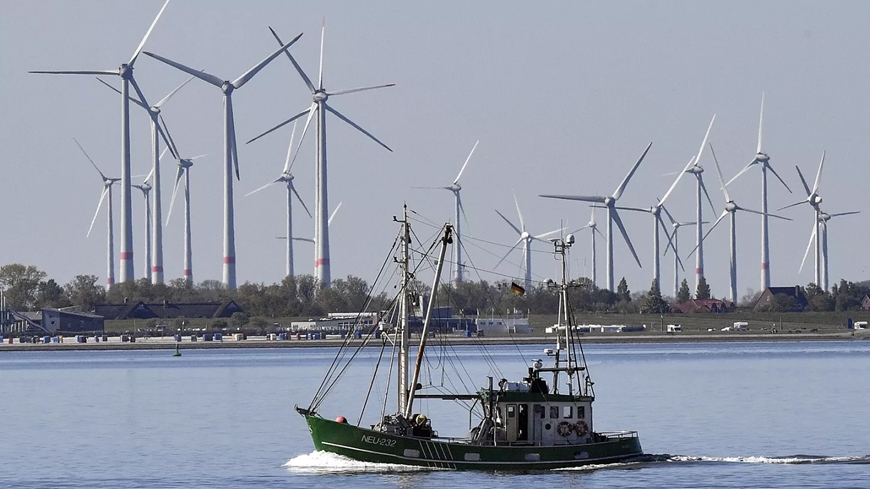  Các turbine gió trên đảo Langeoog (Đức) nằm ven bờ Biển Bắc. Ảnh: AP