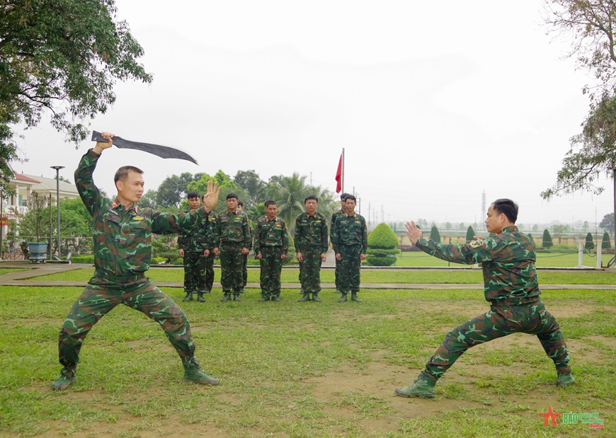 Bộ đội Tiểu đoàn Đặc công 31 luyện tập võ thuật. 