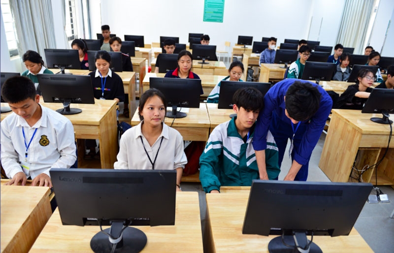 Học sinh Trường THPT Kỳ Sơn, huyện Kỳ Sơn, tỉnh Nghệ An được nâng cao năng lực sử dụng tin học. 