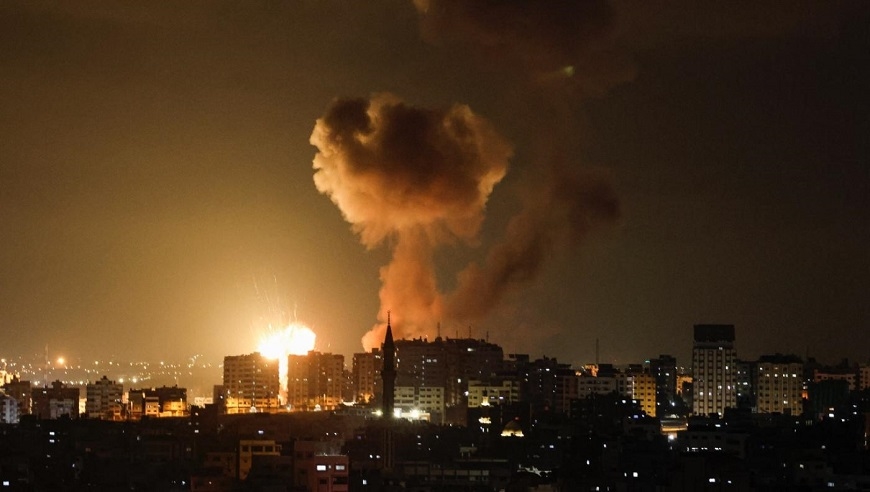 Khói bốc lên từ các tòa nhà trên vùng đất của người Palestine ở Gaza. Ảnh: Middle East Eye