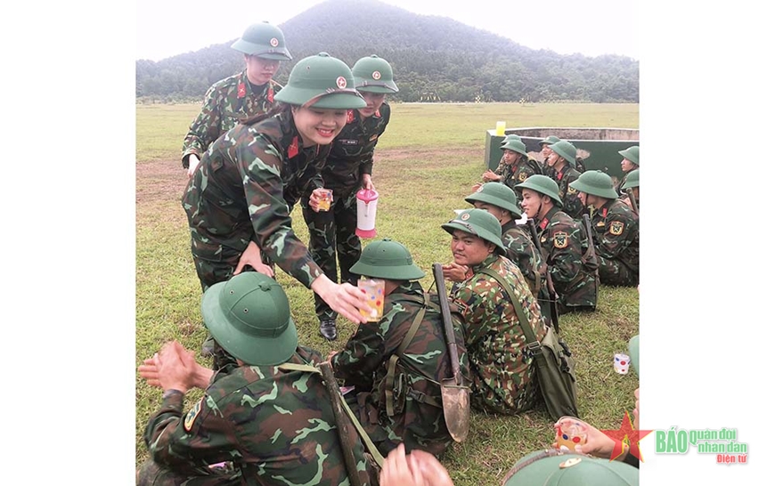 Hội viên Hội Phụ nữ Bộ CHQS tỉnh Quảng Bình thực hiện Chương trình “Bát nước thao trường” ở Trung đoàn Bộ binh 996. 