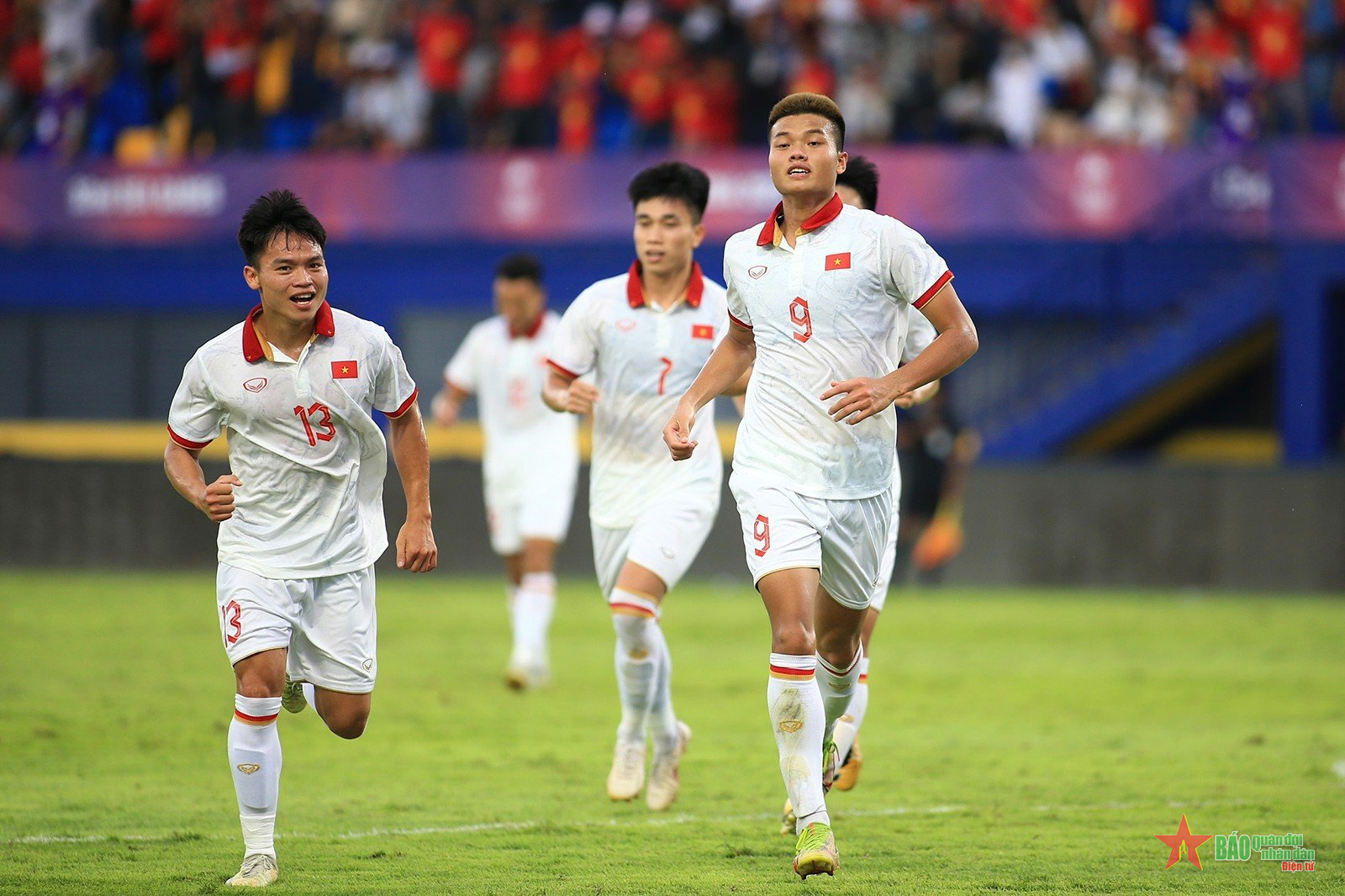 SEA Games 32: Thắng U22 Singapore 3-1, U22 Việt Nam dẫn đầu bảng B