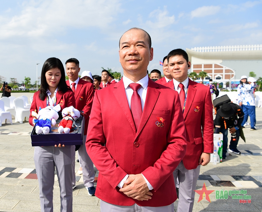 Ông Hoàng Quốc Vinh, Phó trưởng Đoàn thể thao Việt Nam dự SEA Games 32, cùng các thành viên dự lễ thượng cờ.