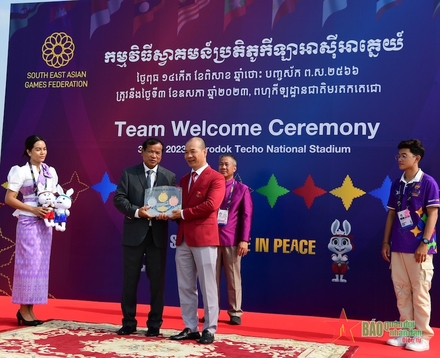Đại diện đoàn thể thao Việt Nam nhận quà lưu niệm từ ban tổ chức SEA Games 32. 
