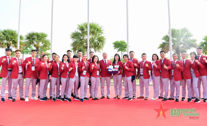 Các thành viên đoàn thể thao Việt Nam dự lễ thượng cờ chụp ảnh lưu niệm. 