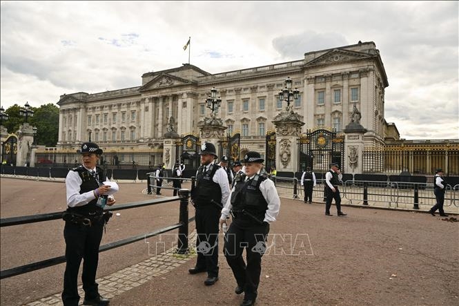 Cảnh sát gác bên ngoài khu vực Cung điện Buckingham. 