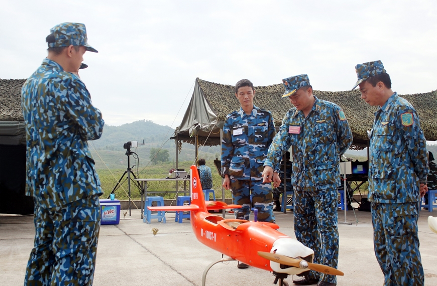 Lãnh đạo Quân chủng Phòng không-Không quân kiểm tra công tác chuẩn bị mục tiêu bay không người lái phục vụ diễn tập bắn đạn thật các lực lượng phòng không tại trường bắn TB1. 