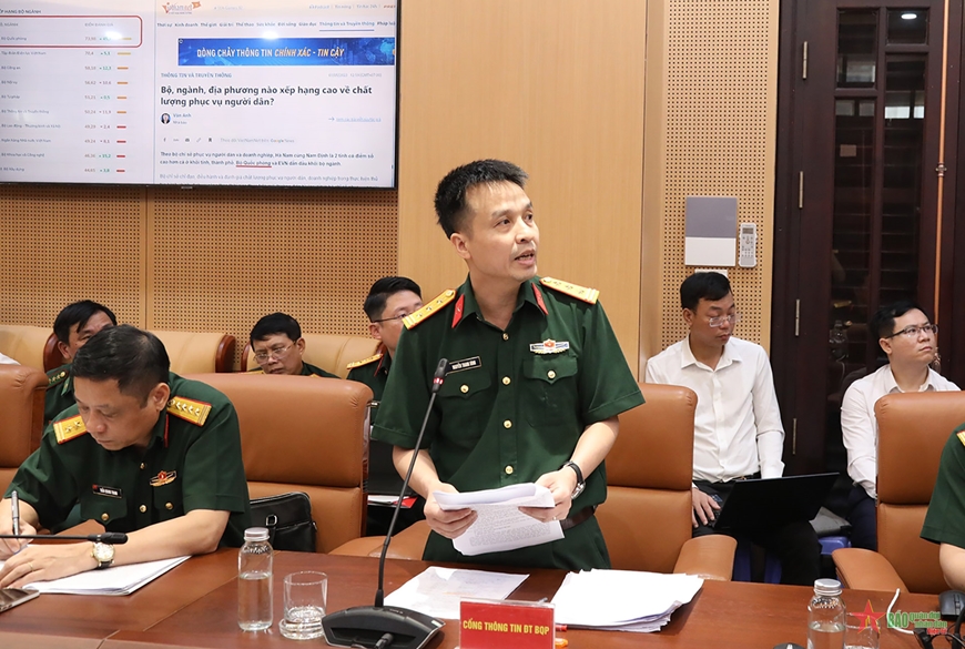 Đại diện Cổng thông tin điện tử Bộ Quốc phòng báo cáo kết quả hoạt động Cổng dịch vụ công Bộ Quốc phòng. 