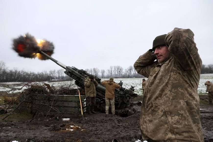 Lực lượng pháo binh Ukraine sử dụng lựu pháo M777. Ảnh: Getty Images 