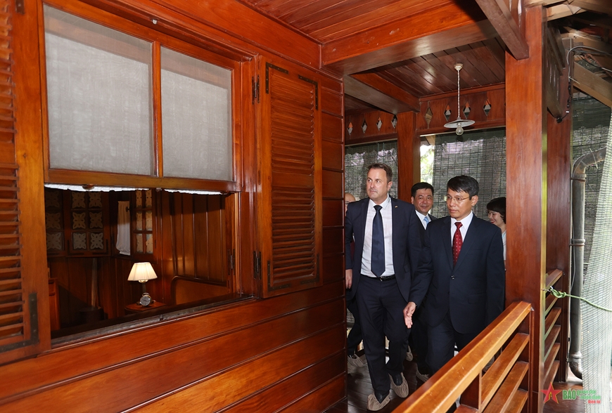 Thủ tướng Xavier Bettel tham quan Nhà sàn Bác Hồ. 