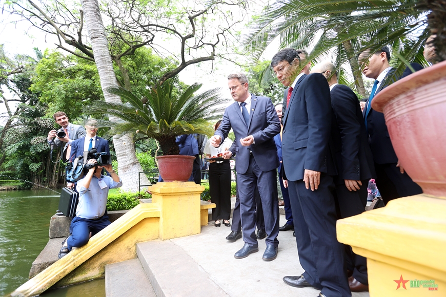  Trước đó, Thủ tướng Xavier Bettel đã đi thăm Khu di tích Chủ tịch Hồ Chí Minh. Ảnh: TUẤN HUY 