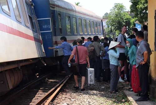 Khẩn trương khắc phục sự cố tàu trật đường ray tại Huế