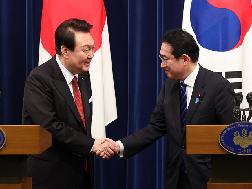 Tổng thống Hàn Quốc Yoon Suk-yeol bắt tay với Thủ tướng Nhật Bản Fumio Kishida tại cuộc gặp ở Tokyo (Nhật Bản), ngày 16-3.