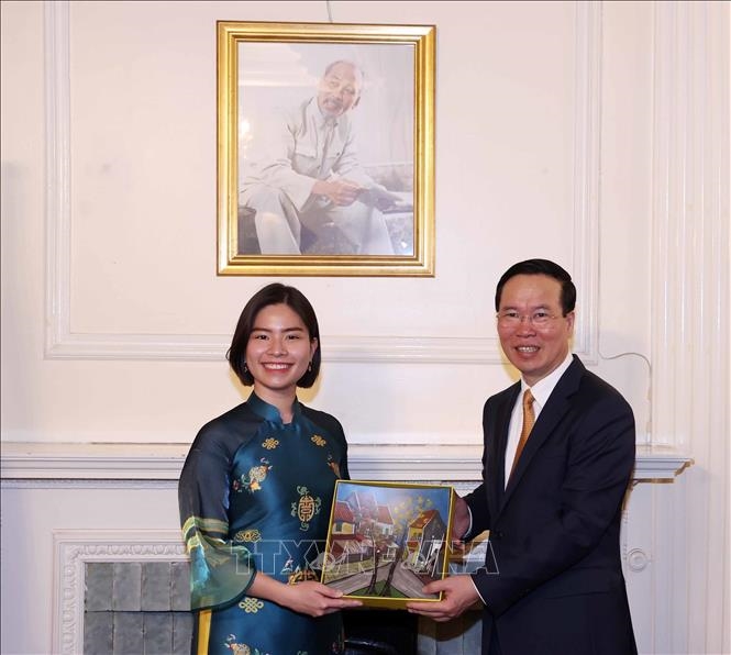 Chủ tịch nước Võ Văn Thưởng tặng quà lưu niệm Hội Sinh viên Việt Nam tại Anh. Ảnh: TTXVN 