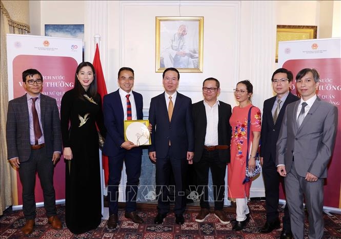Chủ tịch nước Võ Văn Thưởng tặng quà lưu niệm Hội trí thức Việt Nam tại Anh. Ảnh: TTXVN 
