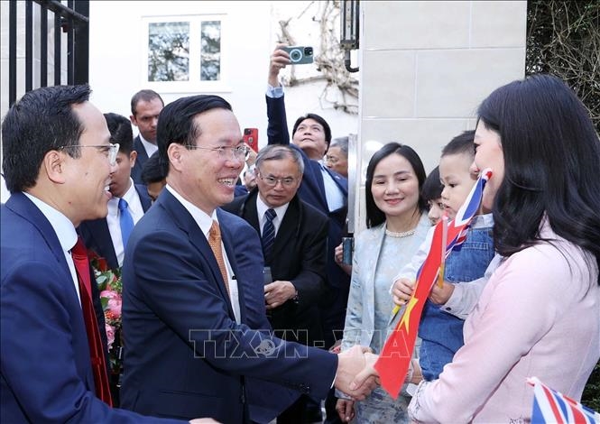  Chủ tịch nước Võ Văn Thưởng với cán bộ, nhân viên Đại sứ quán và đại diện cộng đồng người Việt Nam tại Anh. Ảnh: TTXVN