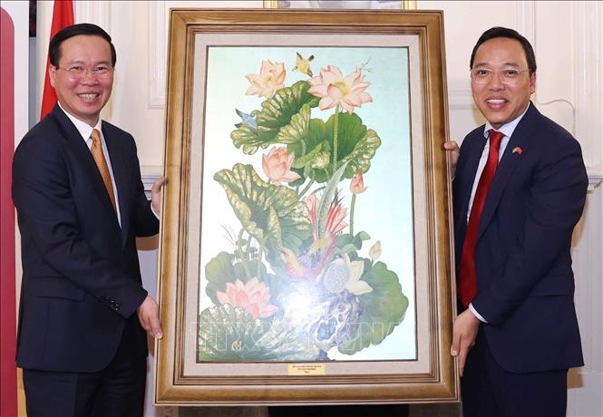  Chủ tịch nước Võ Văn Thưởng tặng quà lưu niệm Đại sứ quán Việt Nam tại Anh. Ảnh: TTXVN