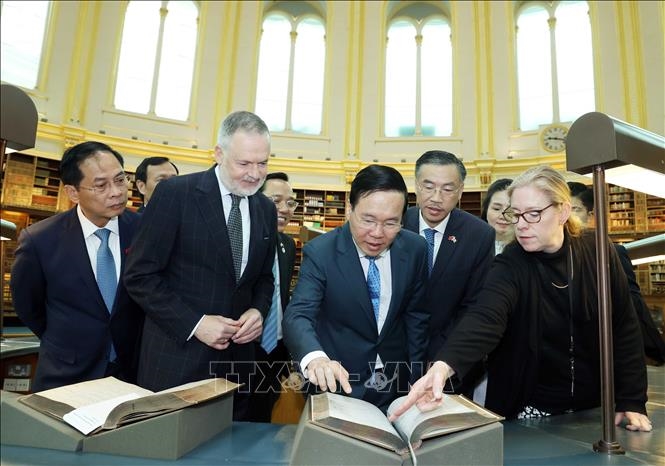 Chủ tịch nước Võ Văn Thưởng thăm Phòng đọc, nơi Các-Mác, Lê-nin cùng nhiều nhà tư tưởng lớn đã đến đọc và nghiên cứu. Ảnh: TTXVN 