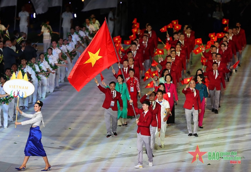  Đoàn thể thao Việt Nam diễu hành tại Lễ khai mạc SEA Games 32. Ảnh: TUẤN HỮU
