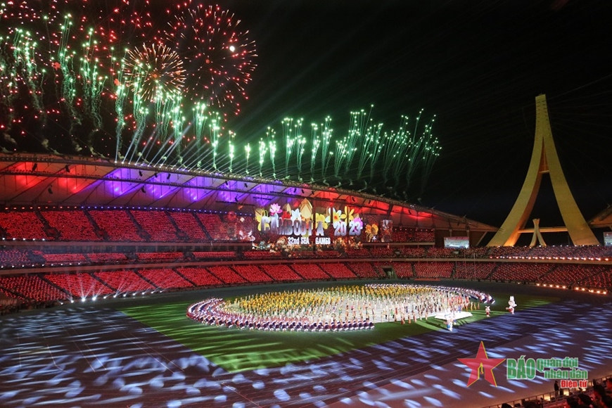  Quang cảnh Lễ khai mạc SEA Games 32. Ảnh: LÂM THỎA