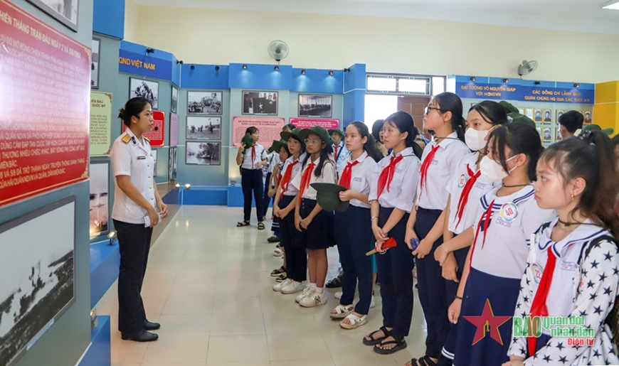Tham quan học tập tại Nhà truyền thống Vùng 3 Hải quân. 