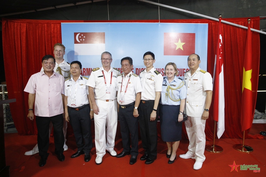  Chuẩn đô đốc Nguyễn Đình Hùng (đứng giữa) chụp ảnh chung với các vị khách quý. 