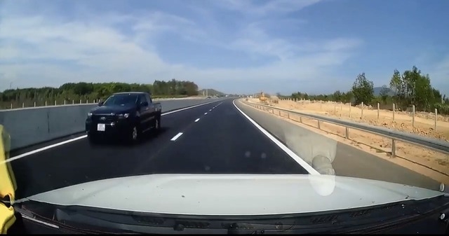 Chiếc xe bán tải lưu thông ngược chiều trên cao tốc Phan Thiết - Dầu Giây. Ảnh cắt từ clip người dân cung cấp 