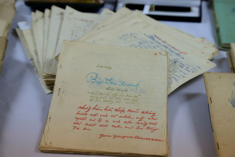 Trung tâm Lưu trữ quốc gia III tiếp nhận tài liệu về Bác Hồ do gia đình nhà văn Sơn Tùng trao tặng