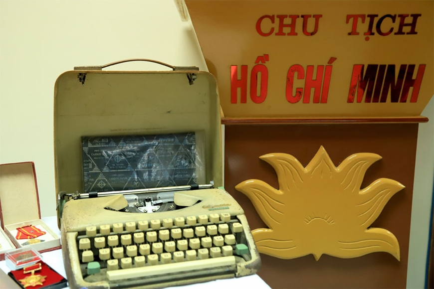 Những hiện vật và tác phẩm của nhà văn Sơn Tùng trao tặng Trung tâm Lưu trữ quốc gia III. Ảnh: Hồng Lý