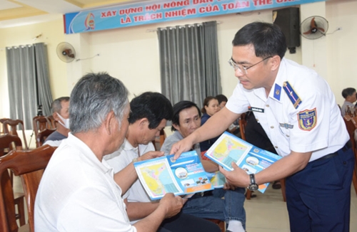 Gỡ thẻ vàng cho thủy sản Việt Nam - Những nỗ lực từ cơ sở: Bài 1: Đồng hành với ngư dân cả trên bờ, trên biển