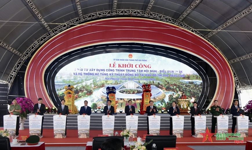 Chủ tịch Quốc hội Vương Đình Huệ cùng các đại biểu nhấn nút khởi công dự án.