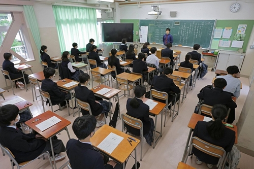 Áp lực bủa vây giáo viên Nhật Bản