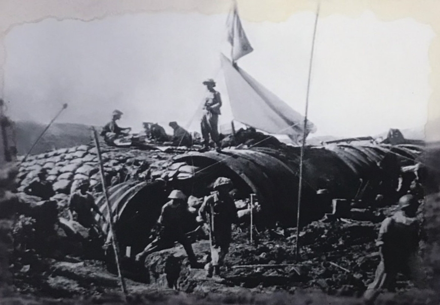 Bộ đội Trung đoàn 209 (Đại đoàn 312) và các đơn vị cắm cờ trên nóc hầm De Castries tại Điện Biên Phủ, chiều 7-5-1954. Ảnh tư liệu 