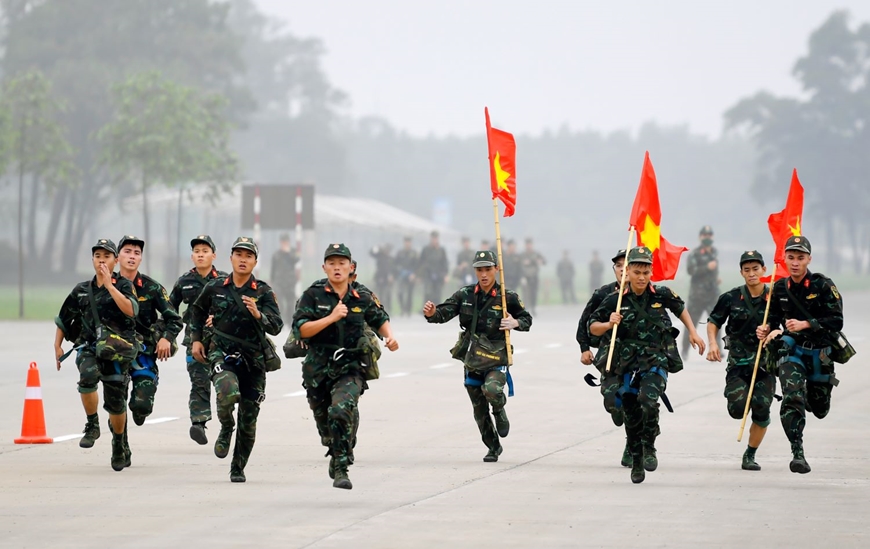 Các vận động viên đội tuyển Quân đoàn 1 thực hành nội dung “Giành chiến thắng”. Ảnh: TUẤN HUY 