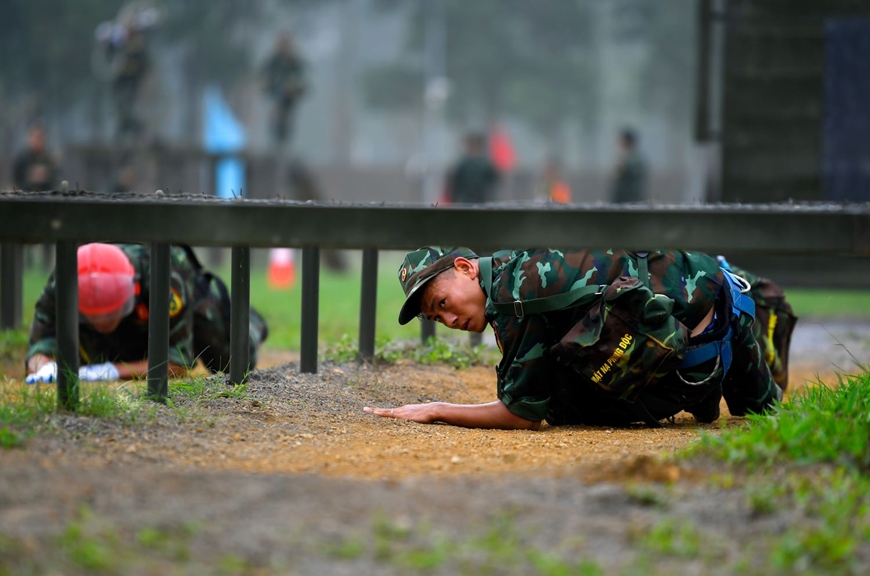 Các vận động viên đội tuyển Quân đoàn 1 thực hiện nội dung “Vượt chướng ngại vật”. Ảnh: TUẤN HUY 