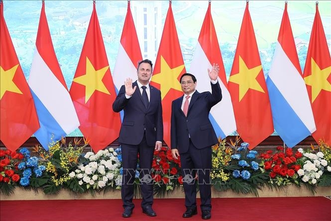 Thủ tướng Phạm Minh Chính và Thủ tướng Đại công quốc Luxembourg Xavier Bettel chụp ảnh chung. 