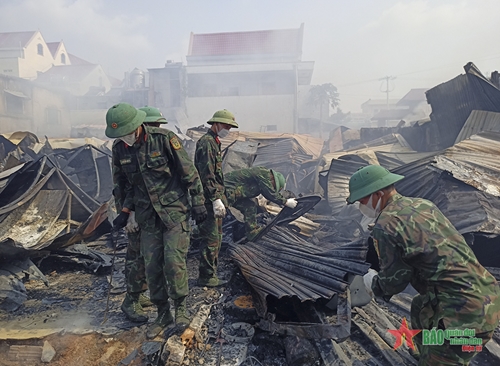 Đắk Lắk: Gần 60 cán bộ, chiến sĩ tham gia chữa cháy chợ trung tâm huyện huyện Ea Súp 
