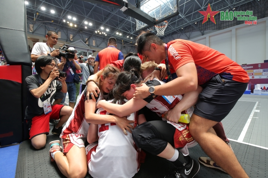  Đội tuyển bóng rổ nữ Việt Nam vỡ òa hạnh phúc sau chiến thắng kịch tính ở trận chung kết. Ảnh: Dũng Phương