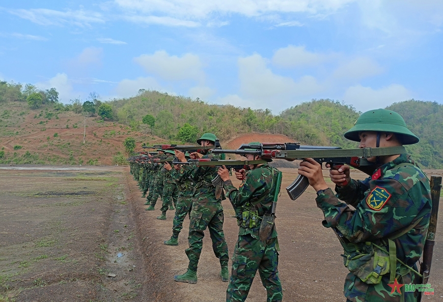  Chiến sĩ Trung đội 8, Đại đội 3, Tiểu đoàn 1, Trung đoàn 741 luyện tập bắn súng tiểu liên AK.