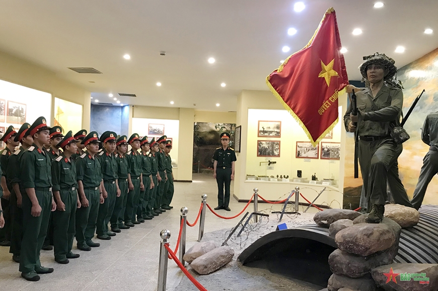 Cán bộ, chiến sĩ Tiểu đoàn 1, Trung đoàn 741 tham quan Bảo tàng Chiến thắng lịch sử Điện Biên Phủ. Ảnh: ĐỨC HẠNH