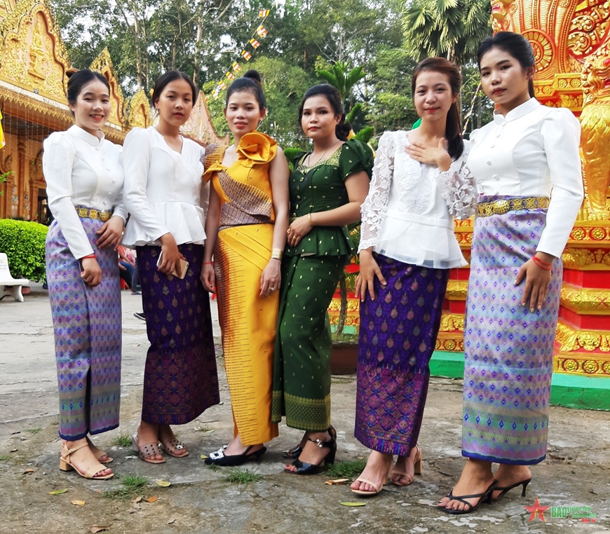Trang Phục Phụ Nữ Khmer
