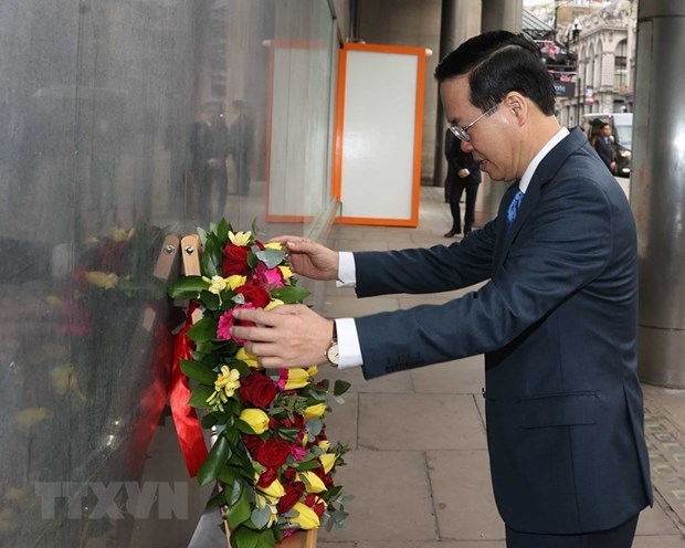 Chủ tịch nước Võ Văn Thưởng đặt hoa tại Biển Tưởng niệm Chủ tịch Hồ Chí Minh tại Tòa nhà New Zealand House trên phố Haymarket ở London, Vương quốc Anh. Ảnh: TTXVN. 