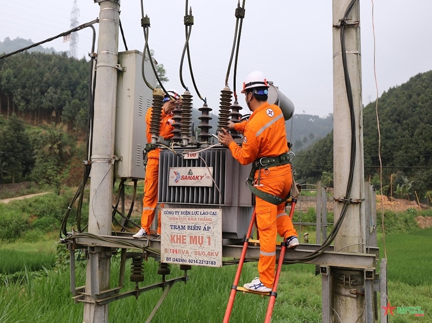 Công nhân điện lực Lào Cai thay thế máy biến áp. 