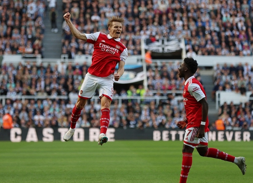  Martin Odegaard mừng bàn thắng mở tỷ số vào lưới Newcastle. Ảnh: Getty