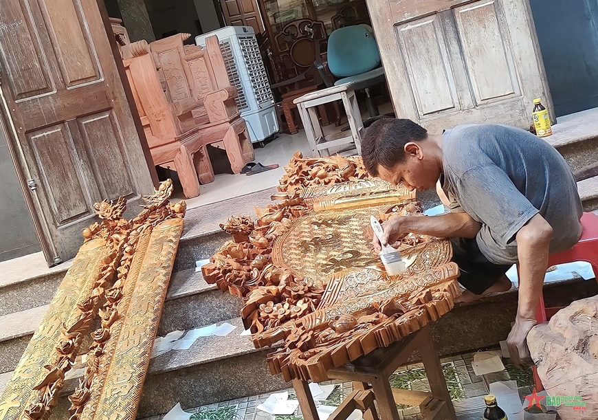  Nguyễn Hữu Hậu tỉ mỉ, cẩn thận tạo ra các sản phẩm từ gỗ. Ảnh: DIỆU HUYỀN