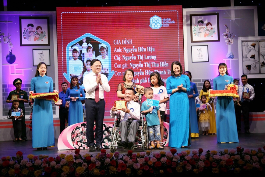 Gia đình anh Nguyễn Hữu Hậu và chị Nguyễn Thị Lương là một trong 22 gia đình trẻ tiêu biểu được Trung ương Hội Liên hiệp Thanh niên Việt Nam tuyên dương “Gia đình trẻ tiêu biểu năm 2020” tại thành phố Hà Nội. Ảnh nhân vật cung cấp 